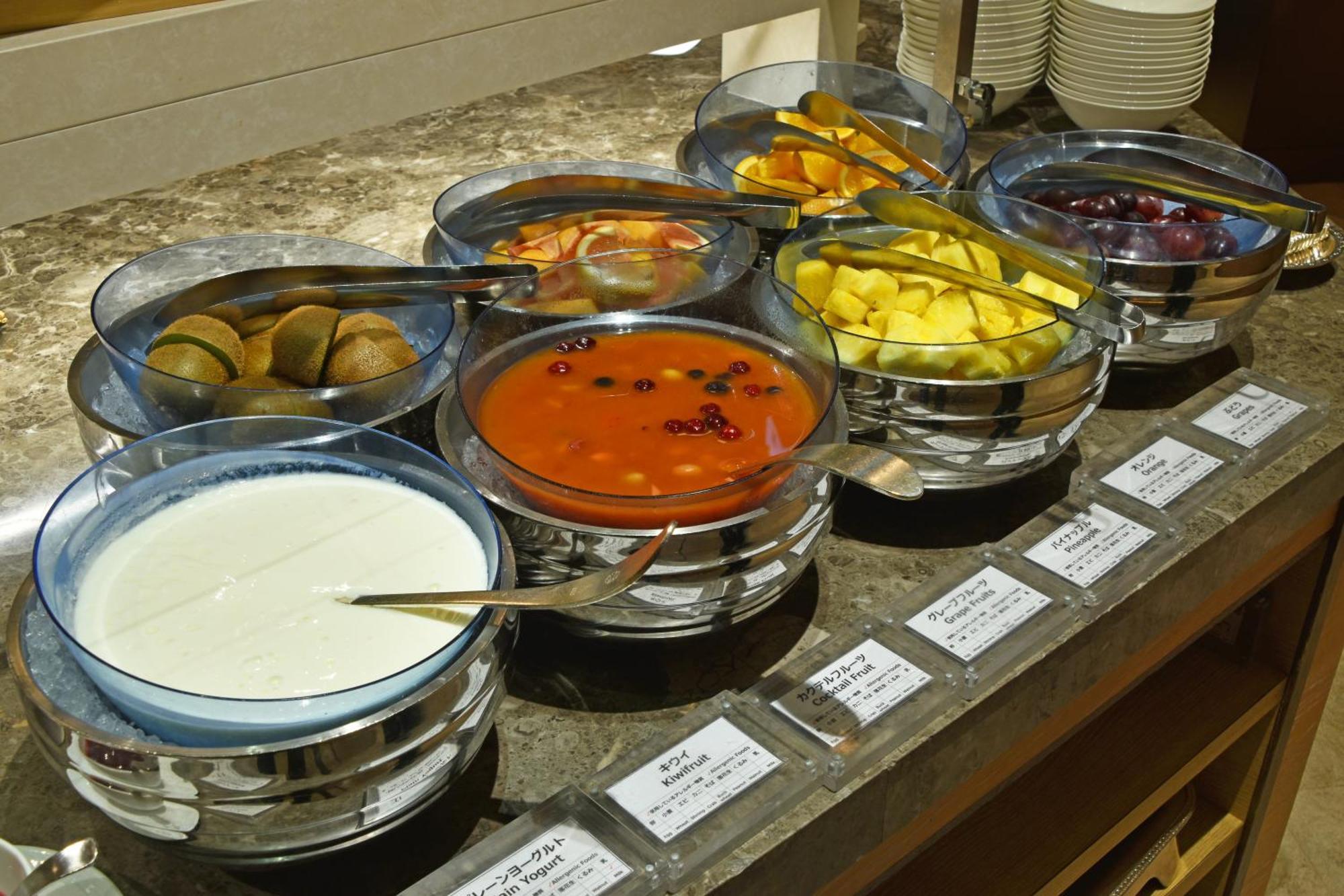 פוקואוקה Hotel Okura Fukuoka מראה חיצוני תמונה A selection of fruit and yoghurt at a buffet