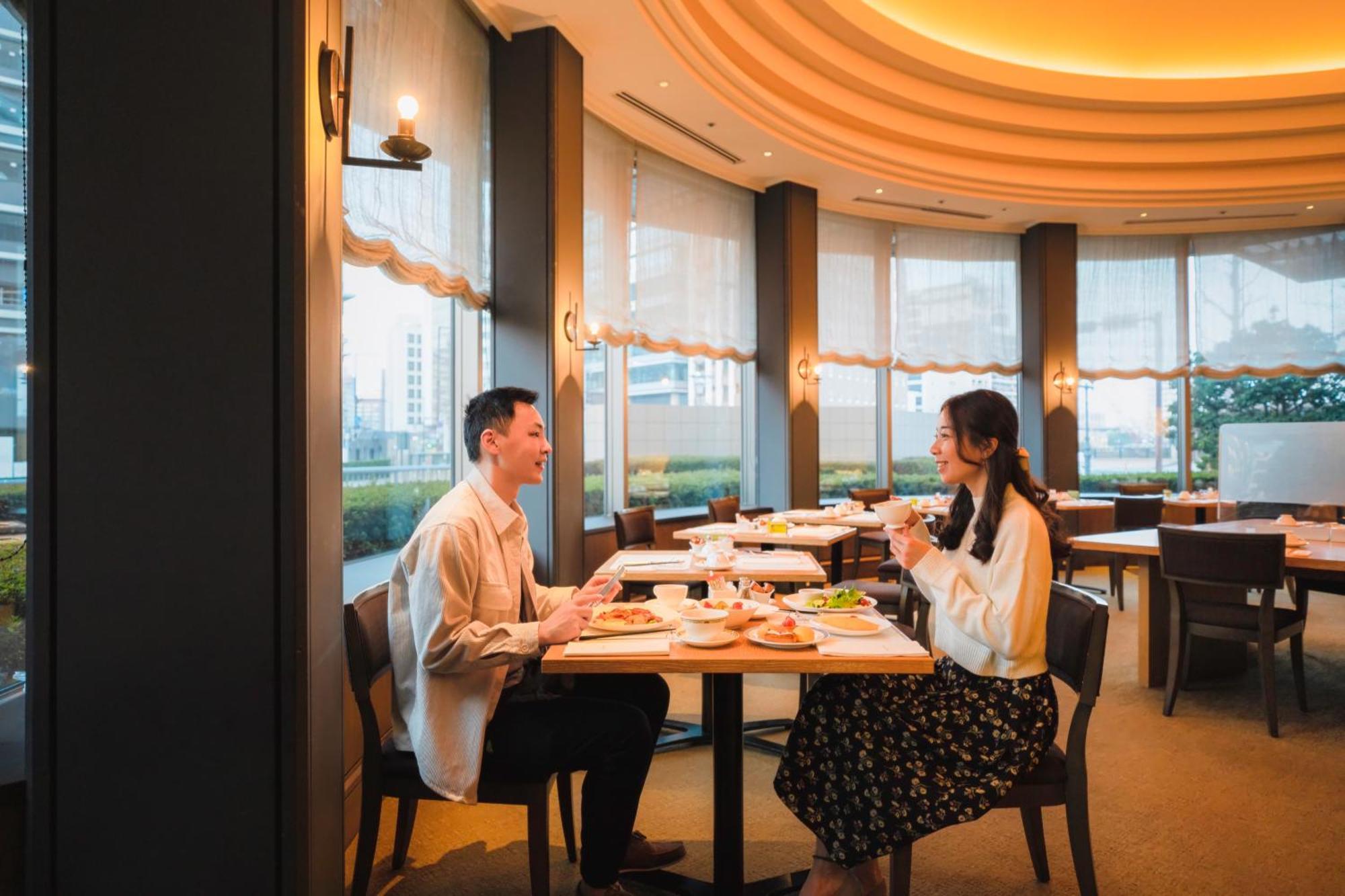 פוקואוקה Hotel Okura Fukuoka מראה חיצוני תמונה A couple dining at a restaurant in Japan