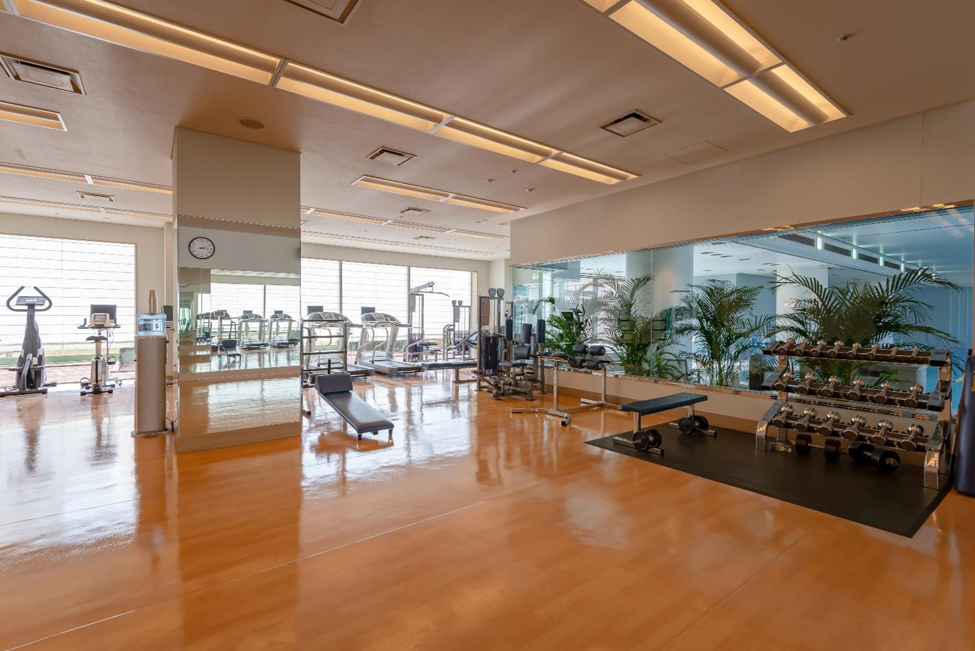 פוקואוקה Hotel Okura Fukuoka מראה חיצוני תמונה The gym at the Ritz-Carlton, Osaka