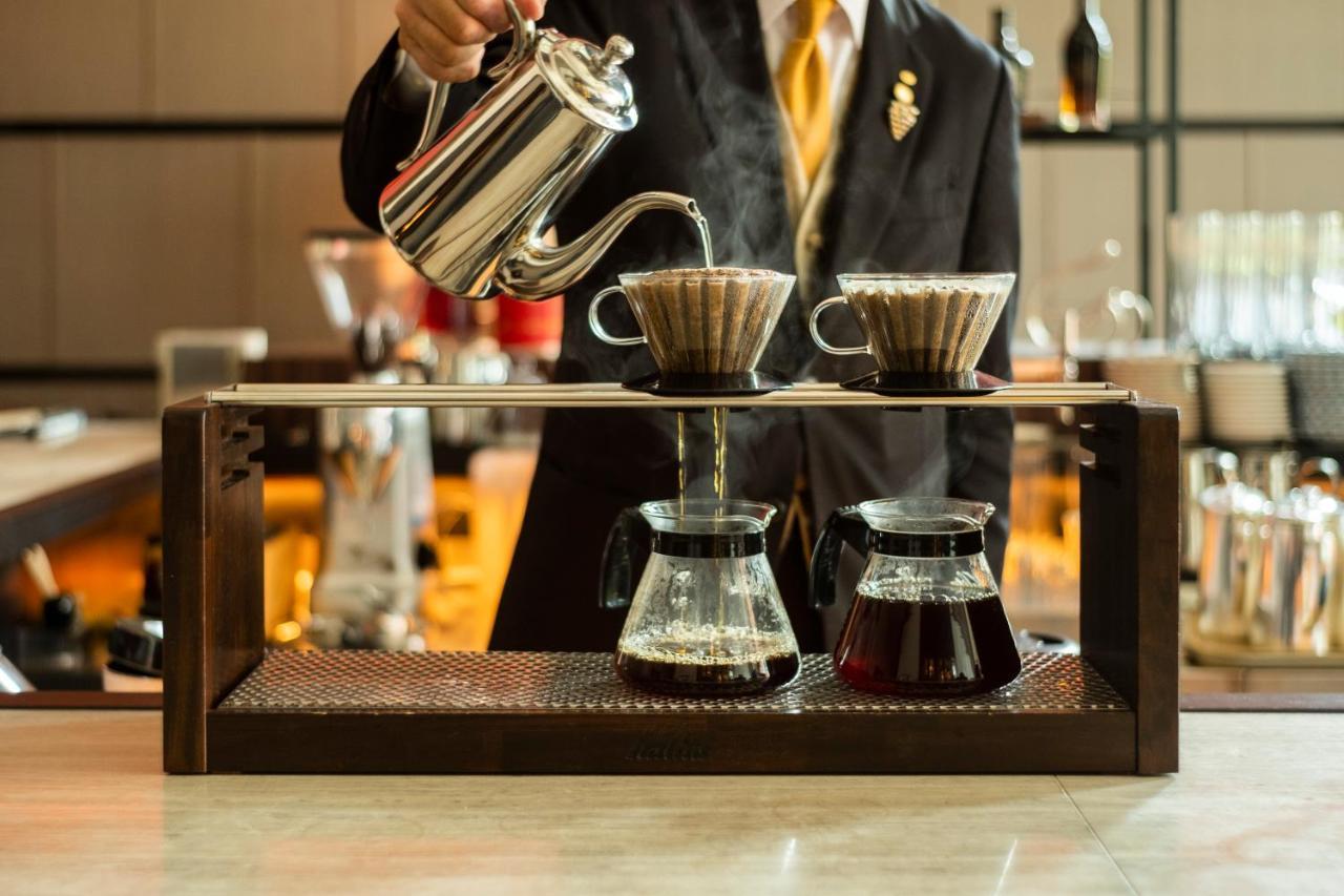 פוקואוקה Hotel Okura Fukuoka מראה חיצוני תמונה A coffee being brewed with the V60 method